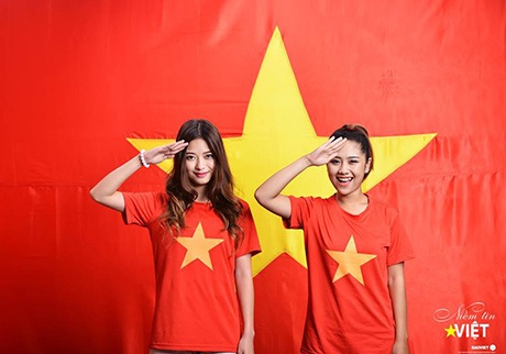 Nhiếp ảnh trẻ ghép bản đồ Việt Nam từ chân dung 1.500 người - 2 Hàng ngàn người nhiệt tình tham gia dự án chụp ảnh với lá cờ Tổ quốc