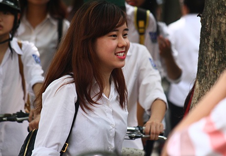 Trút bỏ áp lực thi cử, thí sinh ra về.