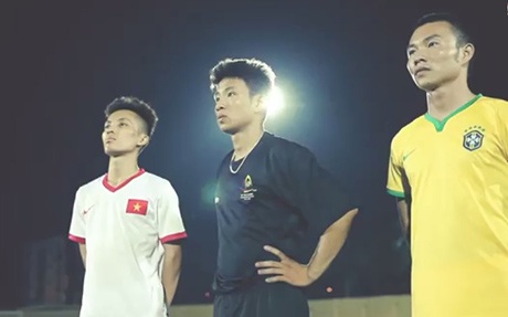 Clip Running Man Xuân Tiến trổ tài chơi bóng đón World Cup - 1 Ba chàng trai yêu bóng đá cùng chơi bóng