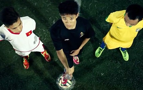 Clip Running Man Xuân Tiến trổ tài chơi bóng đón World Cup - 3 Ba chàng trai yêu bóng đá cùng chơi bóng