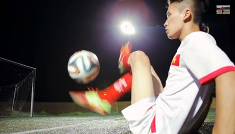 Clip Running Man Xuân Tiến trổ tài chơi bóng đón World Cup - 2 Ba chàng trai yêu bóng đá cùng chơi bóng