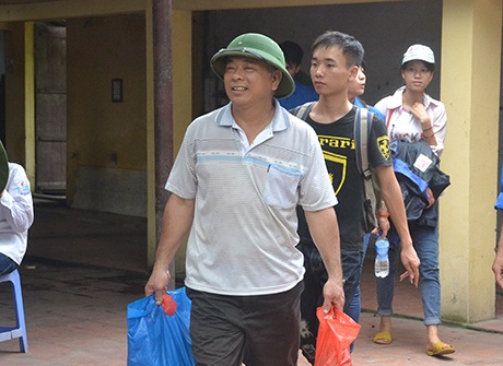 Người nhà và thí sinh phấn khởi vì nhận được sự giúp đỡ quý báu