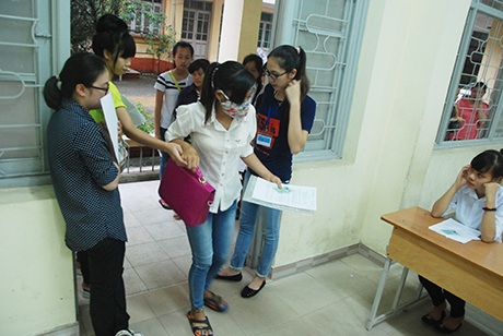 Thí sinh làm thủ tục dự thi tại Hội đồng thi ĐH KHXH & NV.