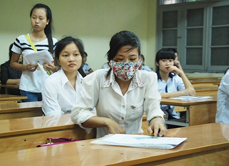 Nhung mệt mỏi và đau đớn nhưng vẫn cố đi thi.