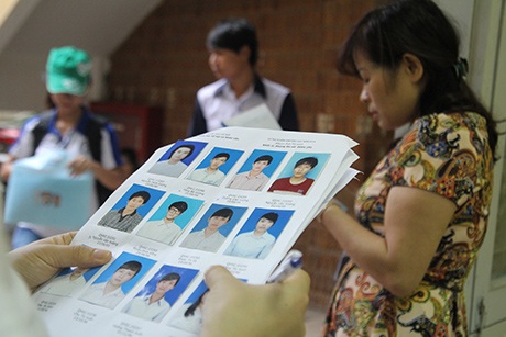 Thí sinh làm thủ tục dự thi tại Hội đồng thi ĐH KHXH & NV.