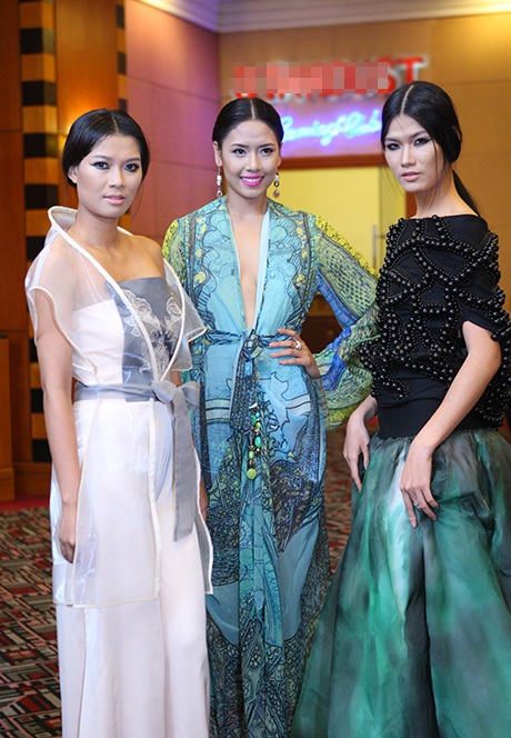 Nguyễn Thị Loan và những người mẫu chuyên nghiệp cùng trình diễn thời trang trong buổi họp báo