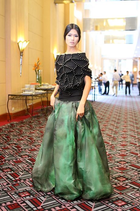 Nhà thiết kế trẻ và mẫu váy sáng tạo của mình