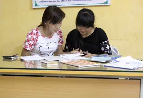 Phòng trọ nằm ngay trong trường thi - 4 Bàn giáo viên đã trở thành bàn học cho Sương và Thư