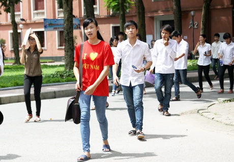 Thí sinh thi vào ĐH Thủy lợi mặc chiếc áo đỏ mang khẩu hiệu Tôi yêu Việt Nam