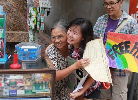 Cái ôm thân thiết mang nụ cười đến cho người bán hàng tạp hóa