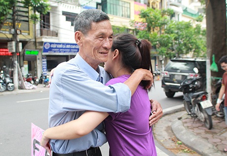 Một cụ ông xúc động khi nhận được sự quan tâm của các bạn trẻ