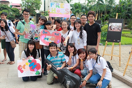 Các bạn trẻ tham ngày hội Free Hugs tại Hà Nội