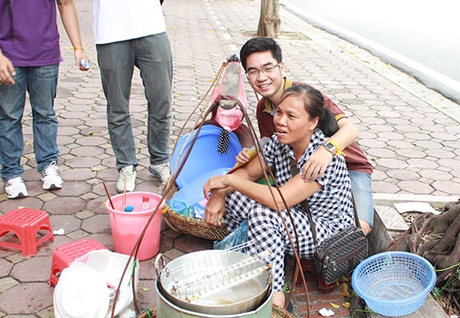 Cô bán hàng rong lắng nghe các bạn trẻ giải thích về  ý nghĩa của hành động này