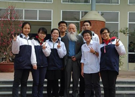 Nữ thủ khoa theo đuổi ngành khoa học của tương lai - 2 Nguyễn Thu Thủy (đứng thứ 3 từ trái sang) cùng thầy Hiệu trưởng Văn Như Cương và các bạn học