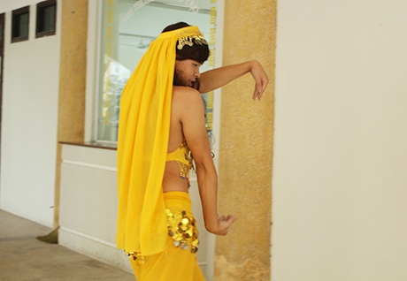 Anh Vũ diễn tập trước khi vào phòng thi