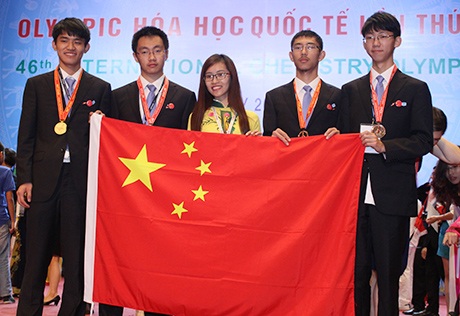 Tình nguyện viên Việt Nam được các thí sinh đoàn Trung Quốc yêu quý.