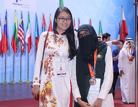 Thí sinh nữ duy nhất của đoàn Pakistan (bên phải).