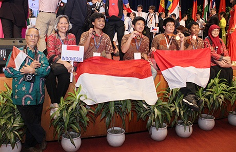 Đoàn Indonesia có trang phục khá độc đáo.