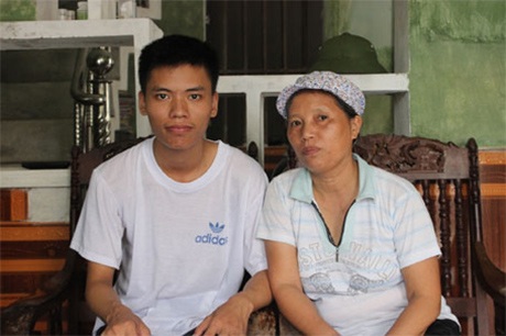 Hành trình gian nan tới Chung kết Đường lên đỉnh Olympia của 4 "nhà leo núi" - 2 Nguyễn Ngọc Anh và mẹ. Bà Phạm Thị Dương luôn sát cánh bên con trai trong tất cả các cuộc thi