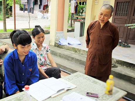 Sĩ tử và người nhà nhận được sự đón tiếp chu đáo của sư cụ trụ trì chùa Trung Kính Hạ.