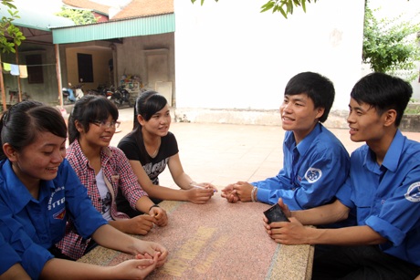 Các thí sinh nhanh chóng làm quen và cùng truy bài với nhau dưới mái hiên chùa.