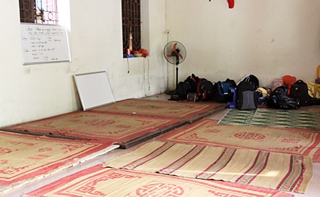 Phòng ngủ dành cho sĩ tử khá rộng rãi, thoáng mát. Hành lí của sĩ tử được xếp gọn gàng ở cuối phòng