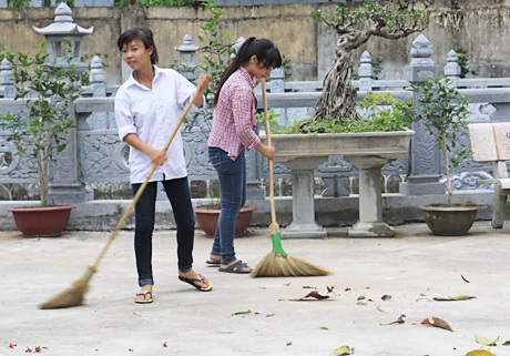 Một vài bạn khác quét sân