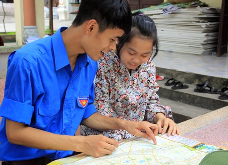 Lúc rảnh rỗi, các sinh viên tình nguyện truyền đạt kinh nghiệm, đường xá cho các sĩ tử.