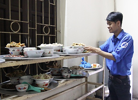 Sinh viên tình nguyện chuẩn bị bữa cơm cho sĩ tử