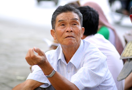 Ông bà U70 lặn lội đưa sĩ tử vượt đường xa đi thi đại học