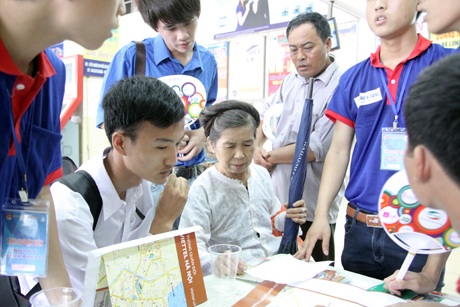 Ông bà U70 lặn lội đưa sĩ tử vượt đường xa đi thi đại học