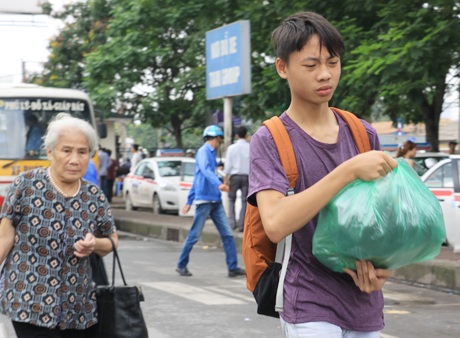 Ông bà U70 lặn lội đưa sĩ tử vượt đường xa đi thi đại học