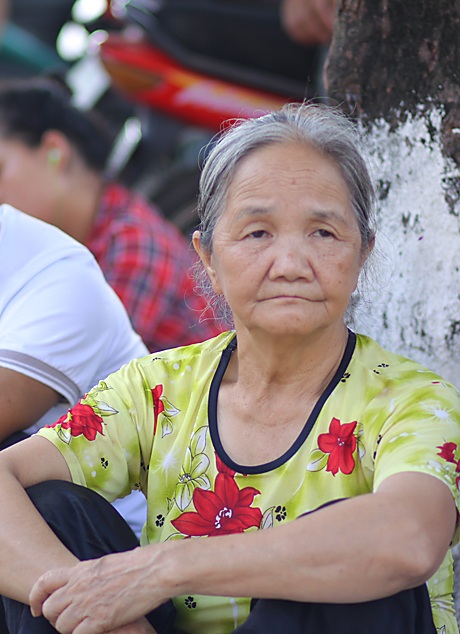 Ông bà U70 lặn lội đưa sĩ tử vượt đường xa đi thi đại học