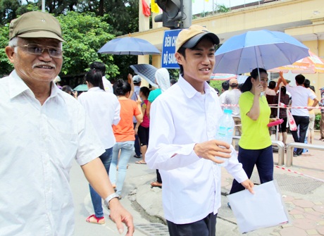 Ông bà U70 lặn lội đưa sĩ tử vượt đường xa đi thi đại học