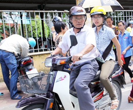 Ông bà U70 lặn lội đưa sĩ tử vượt đường xa đi thi đại học