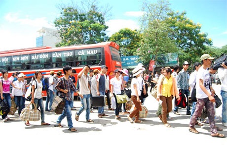 Hàng ngàn sĩ tử và phụ huynh về Hà Nội dự thi dưới thời tiết nắng mưa thất thường