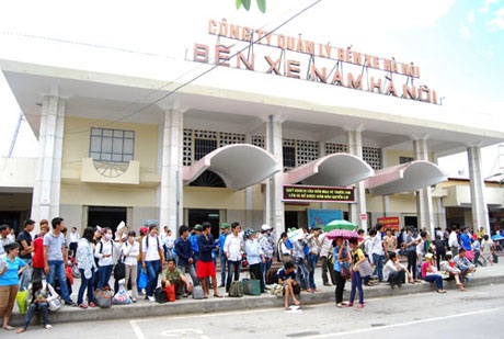 Điểm dừng xe buýt đông đúc các sĩ tử mang theo hành trang đi thi