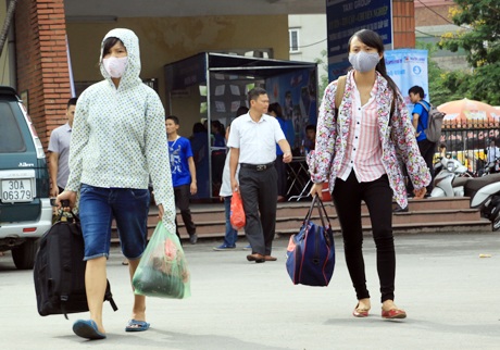 Các sĩ tử tay xách nách mang nhiều loại hành lý