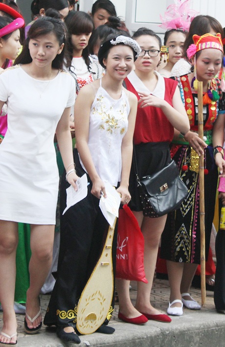 Ngoài trang phục, các thí sinh cũng mang theo rất nhiều đạo cụ. Từ cây đàn tì bà...