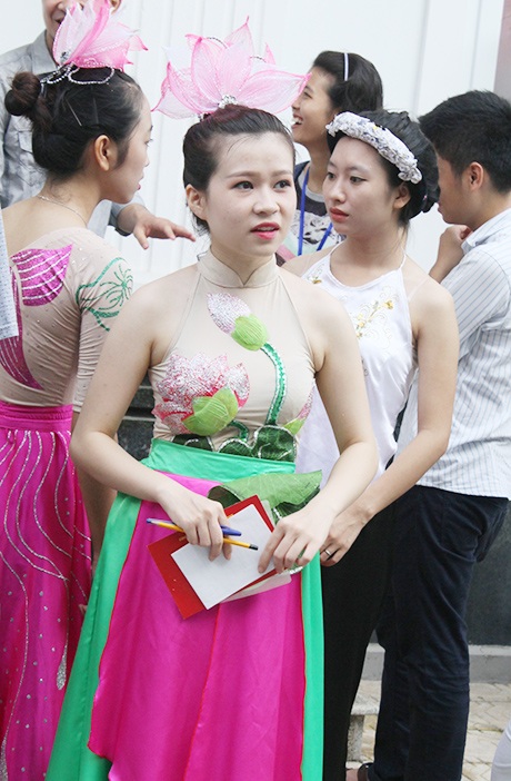 Thí sinh mặc trang phục múa được đầu tư công phu cho phần thi năng khiếu.