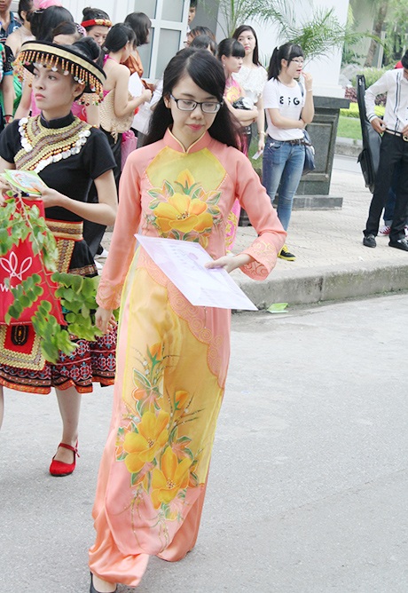 Áo dài là trang phục phổ biến của các thí sinh.