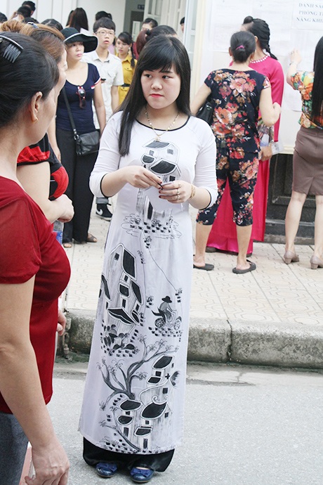 Những bộ áo dài cách điệu mang lại sự trẻ trung.