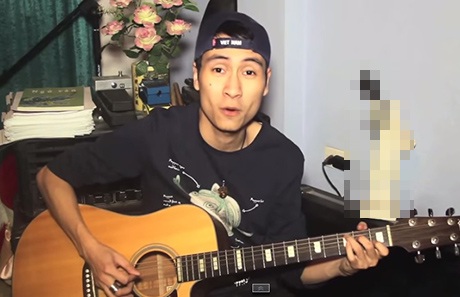 Những tài lẻ của Toàn Shinoda không phải bạn trẻ nào cũng biết - 1 Toàn Shinoda chơi guitar khá tốt