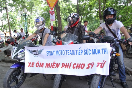 Nhóm mô tô khủng mời thí sinh đi xe ôm miễn phí