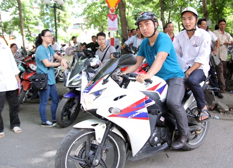 Sĩ tử yên tâm lên xe rời trường thi về phòng trọ nghỉ ngơi