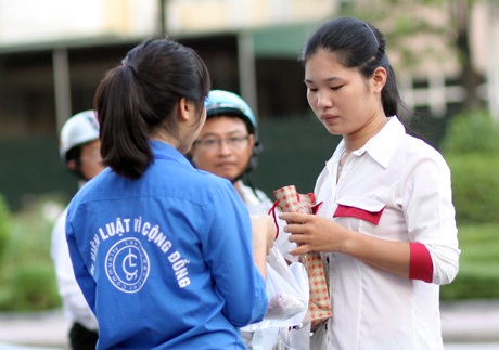 Món quà sáng tuy nhỏ nhưng đong đầy ý nghĩa các bạn SVTN gửi tới sĩ tử mùa thi.