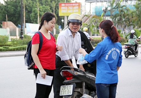 Món quà sáng tuy nhỏ nhưng đong đầy ý nghĩa các bạn SVTN gửi tới sĩ tử mùa thi.