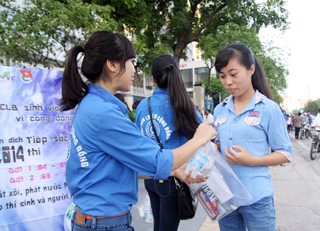 Bắt đầu từ 6h sáng cho tới 6h40, gói xôi đỗ nóng hổi và chai nước được các SVTN đưa tận tay sĩ tử.