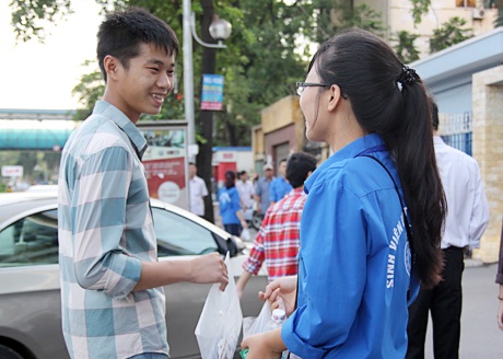 Món quà sáng tuy nhỏ nhưng đong đầy ý nghĩa các bạn SVTN gửi tới sĩ tử mùa thi.