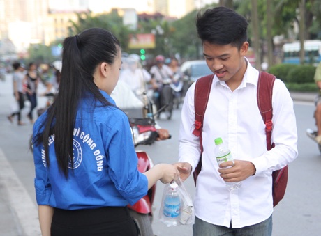 Nhiều sĩ tử nhịn đói đi thi, bất ngờ và cảm kích trước tấm lòng của các anh chị sinh viên.